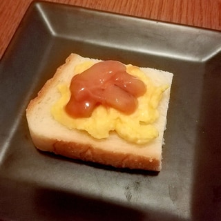 ズボラおつまみ★卵マヨサラダとイカの塩辛のせ食パン